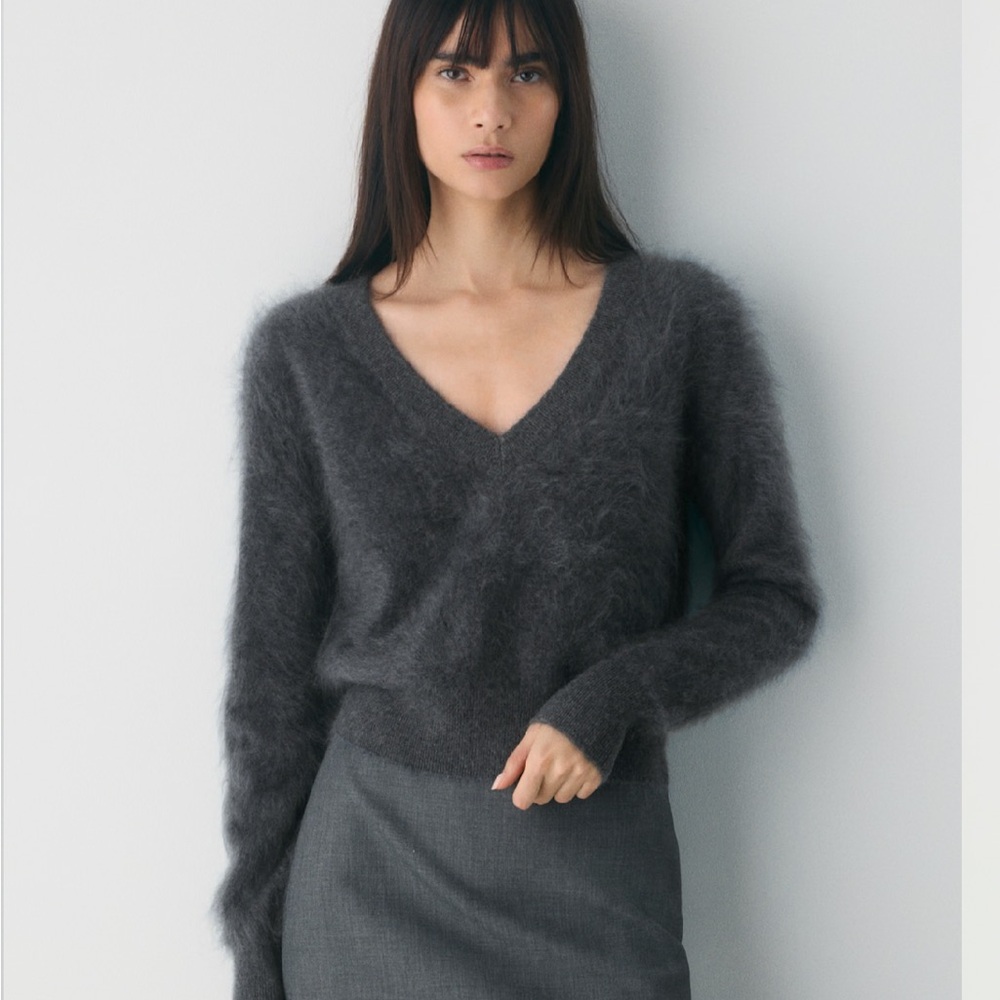 ARITZIA Brushed Cashmere Shrunken V-Neck Sweater